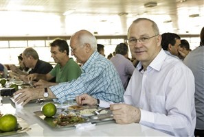 RU da UEM serve 611 refeições na reinauguração